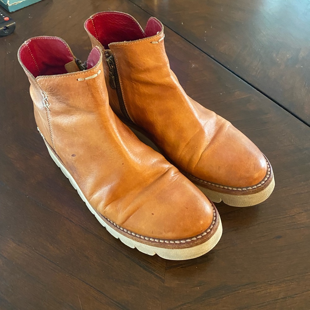 Bedstu Lydia boot normal wear. Some small imperfections as shown